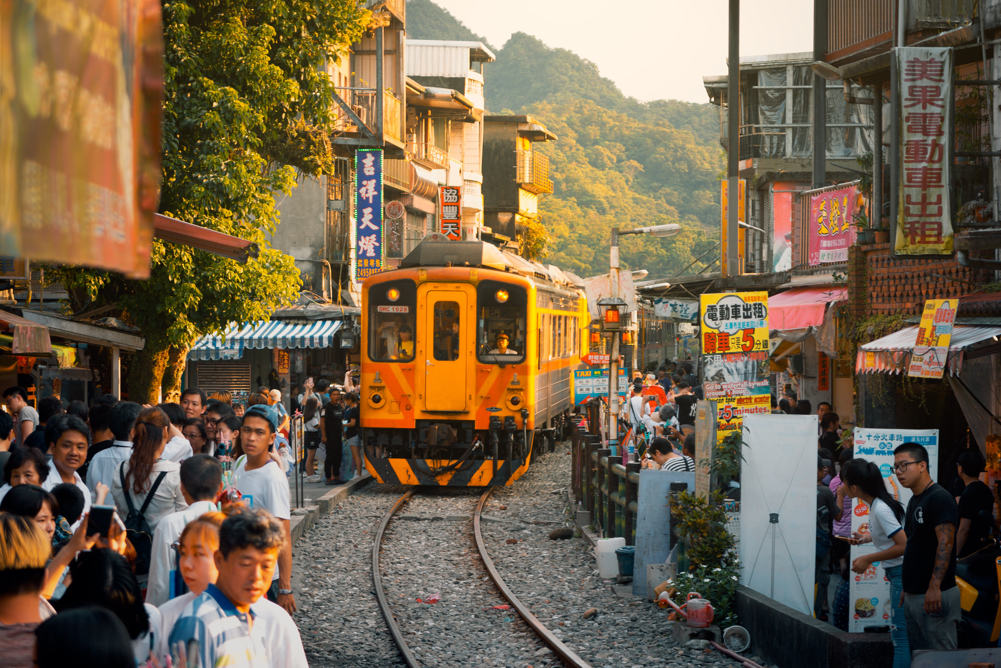 十分老街火車與人潮