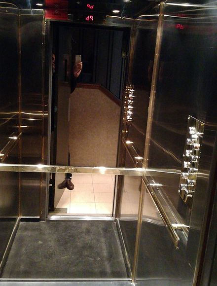 Cabina de ascensor de la serie de lujo en bronce y acero con piso de granito