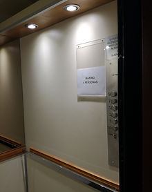 Revestimiento ascensor en carmica y madera