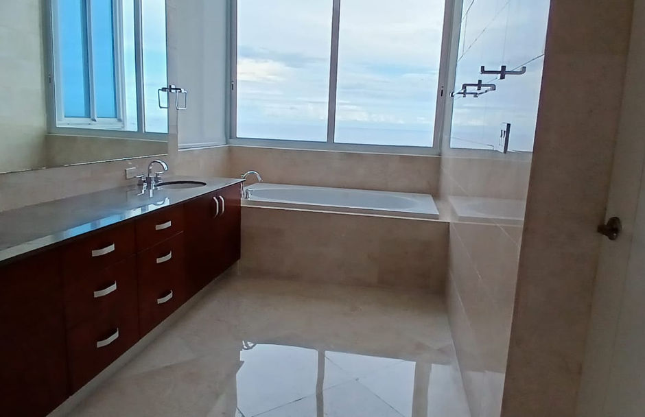 4-Bedroom Ocean-View Apartment in PH The Point, Punta Paitilla, Panama City, Panama – photo 9 of 16