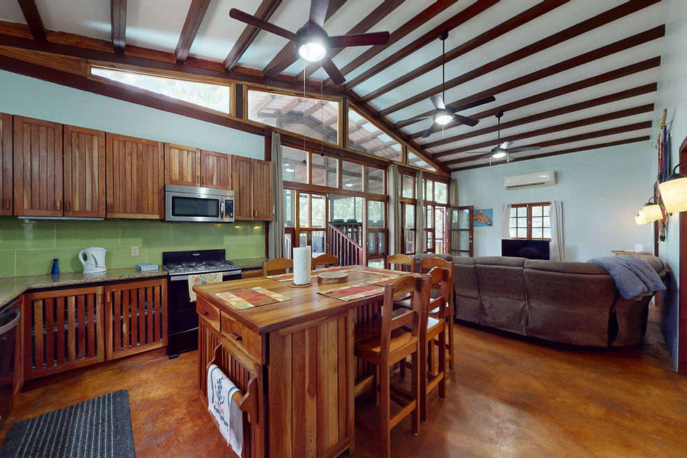 2_Casa-en-Pedasi-con-Patio-cercado-Panama-Properties-07132025_014841.jpg
