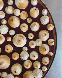 torta de limão e drutas vermelhas