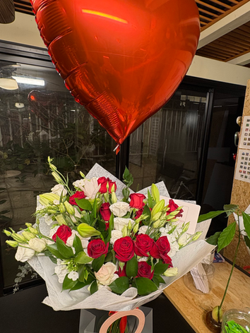 זר פרחים עם בלון לב אדום