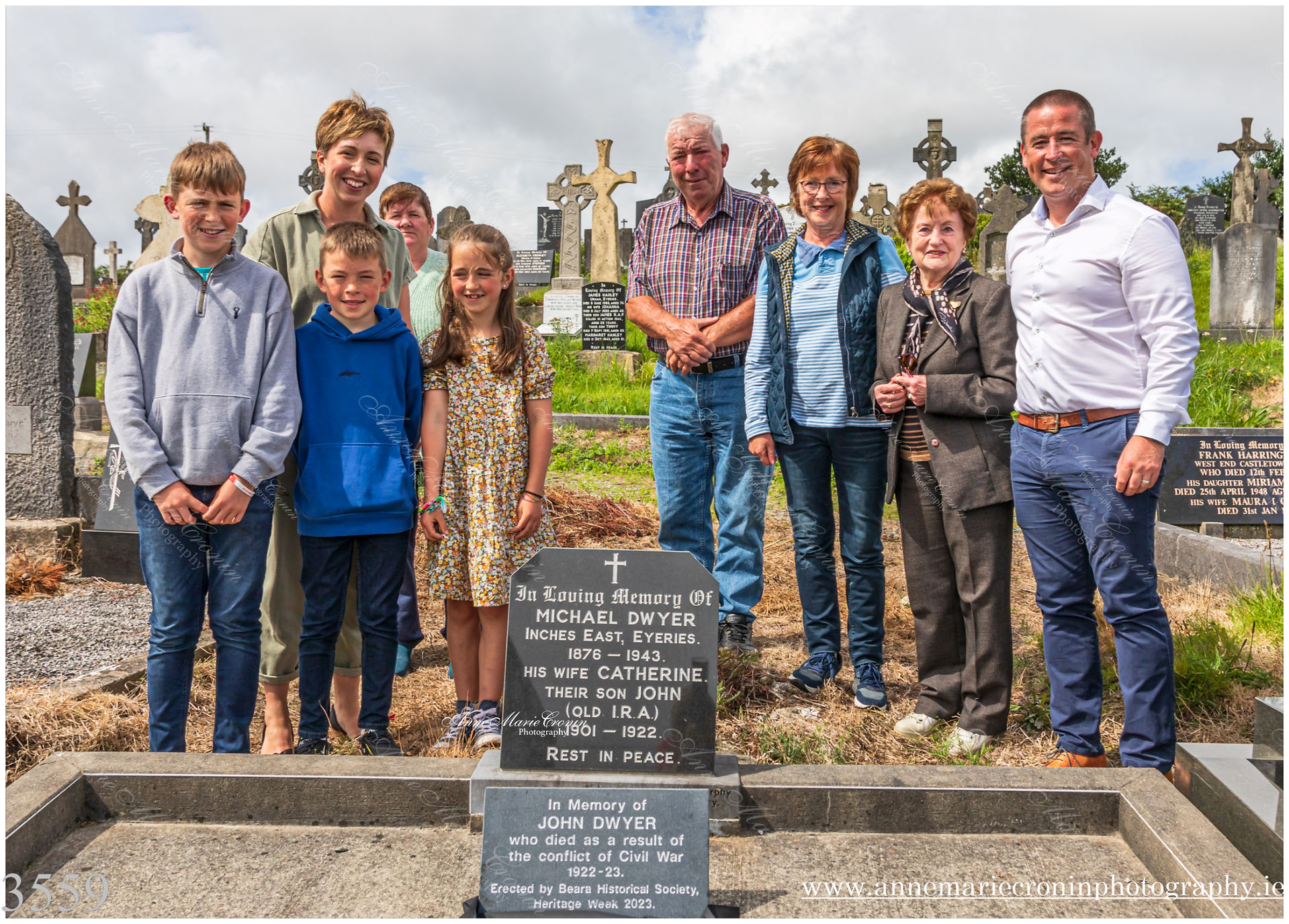 The Beara Historical Society remember John Dwyer and John Cadogan who lost their lives due to conflict in the Civil war. Three genorations of John Dwyer attended  Front:Billy, Eddie, Nessa, great grand niece and nephew, Damien Sheehan grand nephew  Back: Simone, Mary, Frankie Sheehan, Nephew Agnes Sheehan and Norelene O Dwyer, of the Beara Historical Society.