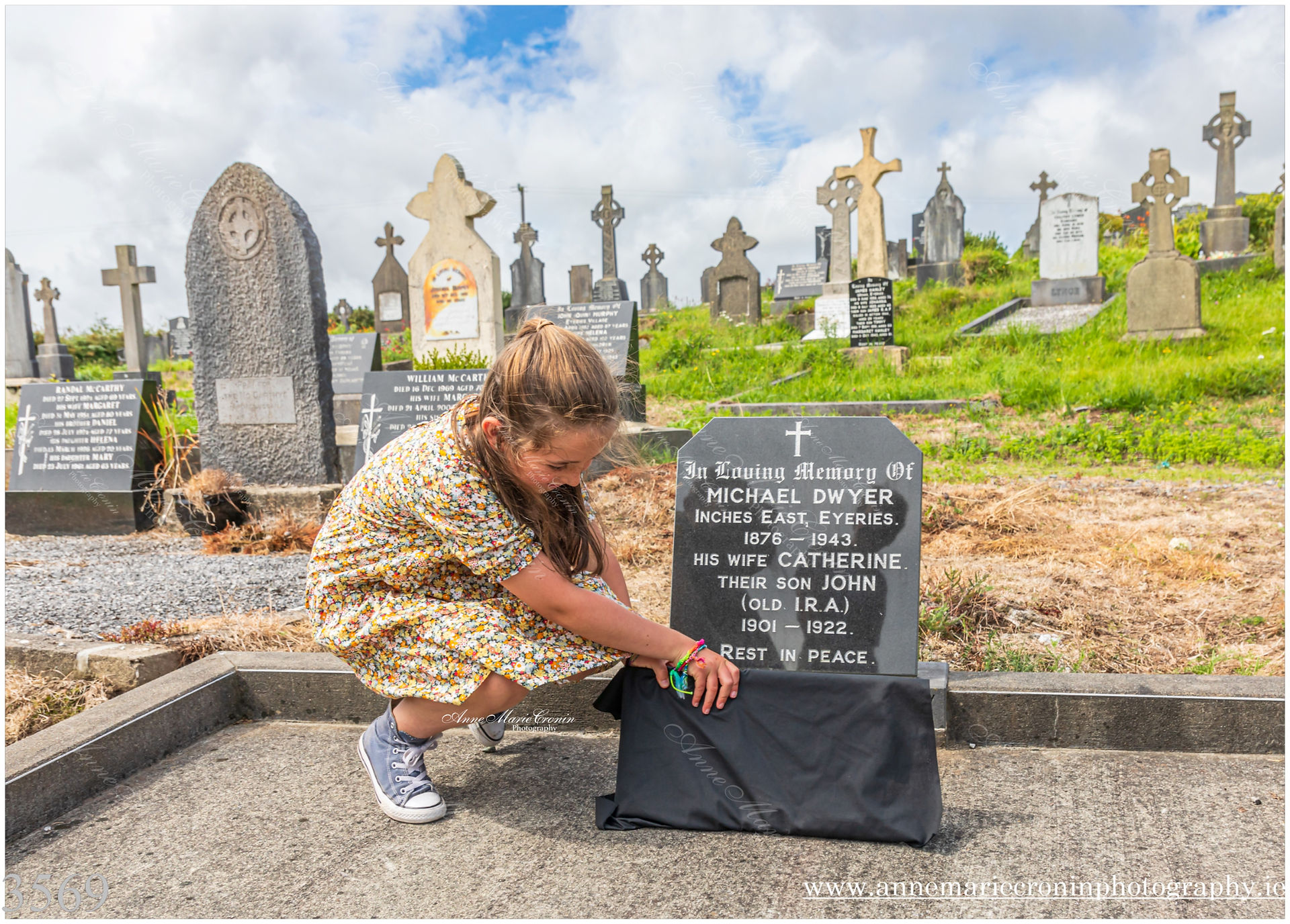 Great grand niece Nessa Sheehan unveils the plaque to John Dwyer. 