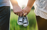 Couple tenant des chaussures de bébé
