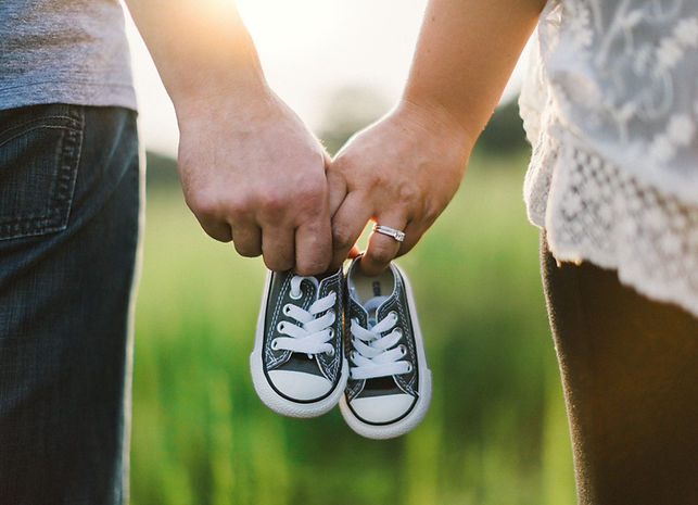 Couple tenant des chaussures de bébé