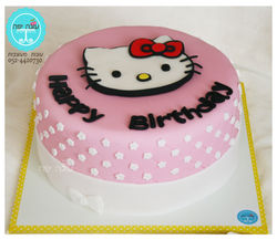 עוגה עם ציור של הלו קיטי.jpg