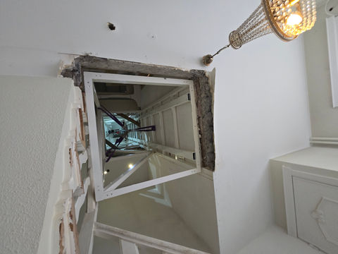 Liftschacht vanuit een laag perspectief.