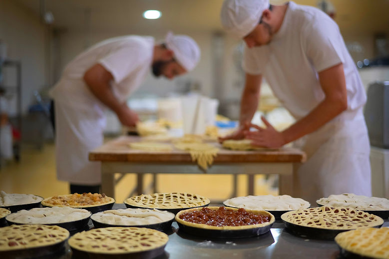 Bakkerij Vanleeuw sfeerbeeld van bakkers dat taarten aan het maken zijn