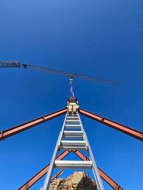 Nicky klimt een ladder
