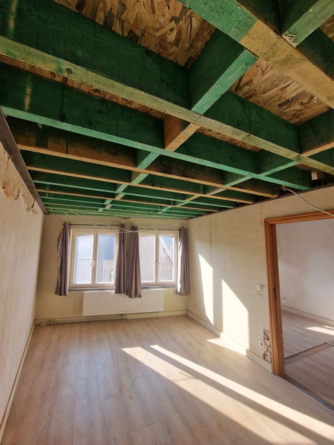 Kamer met houten plafond.