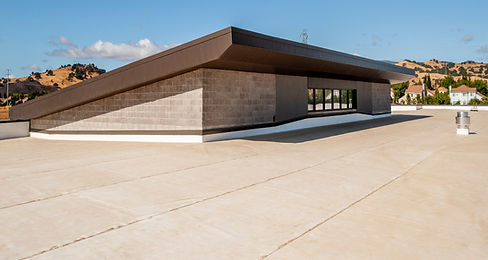 Flat roof protecting a commercial building in spain