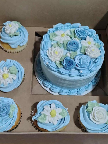 Bento box decorated with blue buttercream frosting flowers