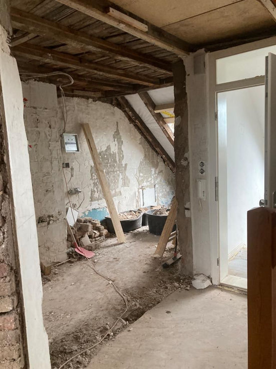 Weitere Bilder der Sanierung. Im unteren Bereich wurde Wände, Decken und Boden abgerissen und im Nachhinein neu gemacht.