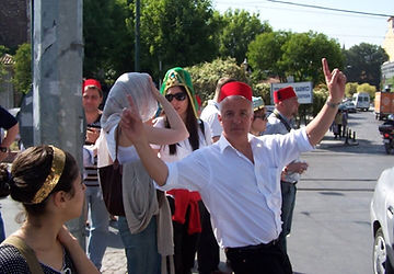 Kurumsal motivasyon etkinliğinde bir araya gelen misafirler kurgu konseptine uygun kostümlerle İstanbul’u bir oyun kurgusunda keşif ederler.