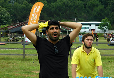 Kurumsal etkinlikler de deneyimsel öğrenme bazlı egzersizlerden yararlanmak katılımcıların, misafirlerin gerçek duygularını yansıtacakları anları teşvik ettiğine örnek takım arkadaşının performansı sırasında heyecanını gizleyemeyen takım arkadaşı