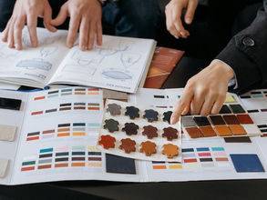 deneyimsel öğrenmenin neden tercih edildiğini simgeleyen katalogdan kendilerine özel seçim yapan insanlar