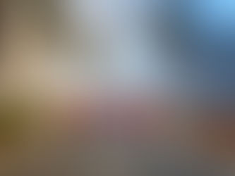 doğada yürüyüş yapan mutlu insanlar ile doğa ile mutluluk arası bağı vurgulayan kare