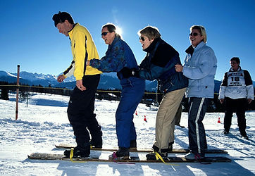 Bugüne kadar outdoor eğitimlerde sıklıkla karşılaşılan deneyimsel öğrenme tabanlı egzersizi olan büyük ayakları kar ortamında birlikte hareket etmekle birlikte karda kayma riskinin de çıtayı yükselttiği uygulamadan bir kare