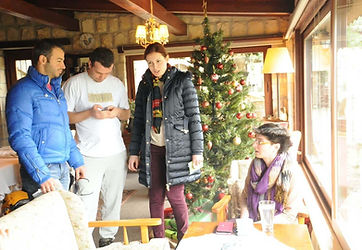 Kurgu gereği doğru bilgiye ulaşmak, gerekli bilgileri gereksiz detaylardan arındırmak için, gerektiğinde bilginin güvenirliliğini sağlamak için kurgu gereği oyuncuları sorgulayan dedektif ekipleri cinayetin arkasında ki gerçeği aydınlatmaya çalışıyor