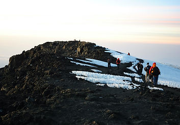Kurumsal dağcılık faaliyetleri altında zirve yürüyüşünde olan ekip fotoğrafı.