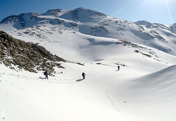 Tahtalı dağında gerçekleştirdiğimiz 2 gece 3 günlük program da teleferikin olduğu zirveye doğru karda yol alan dağcılar.