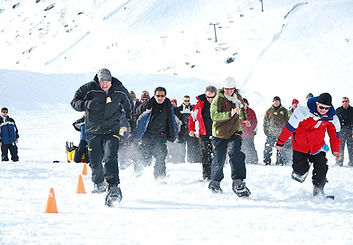 Kurumsal motivasyon etkinliklerinden Kış oyunlarında takımlar gün içinde oluşturulmuş eğlence ve işbirliği odaklı görevleri tamamlayarak en başarılı ekip olma yolunda ilerleme mücadelesinde Hedik Yarışlarından bir kare.