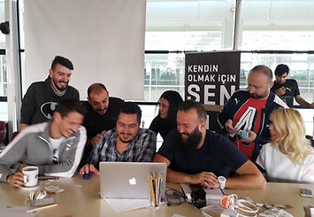 Kurumsal takım ve motivasyon çalışması olan Follywood kurgusunda kendi görüntü kayıtları sonrası bu görüntüleri montajlama aşamasını tamamlamış ekip çıkan videoyu test ederken çok eğlendikleri hallerinden belli