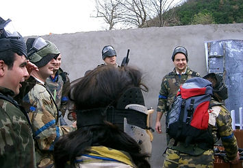 outdoor milli mücadele programında ilk ele geçirilen düşman karakolunda kurtarılan esir takımlara bildiklerini aktarıyor