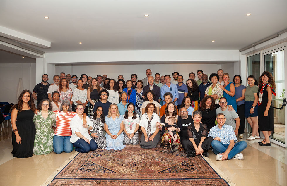 Grupo de pessoas alegres.
