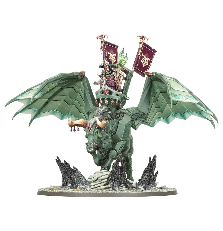 Miniatura di mostro alato verde con struttura e stendardi su base.