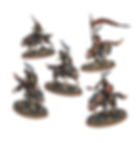 Cinque guerrieri in miniatura cavalcano lupi in una scena fantasy dettagliata.
