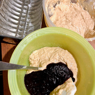 Veganer Rührteig wird mit Blaubeerpüree vermischt, Vorbereitung der Marmorierung für Blaubeer-Marmorkuchen