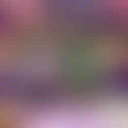 Lena Dieterle und Hörbuchsprecherin Lisa Dietrich auf der Buchmesse auf einem Sofa mit bunten Luftballons