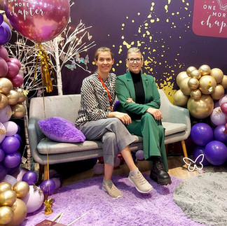 Lena Dieterle und Hörbuchsprecherin Lisa Dietrich auf der Buchmesse auf einem Sofa mit bunten Luftballons