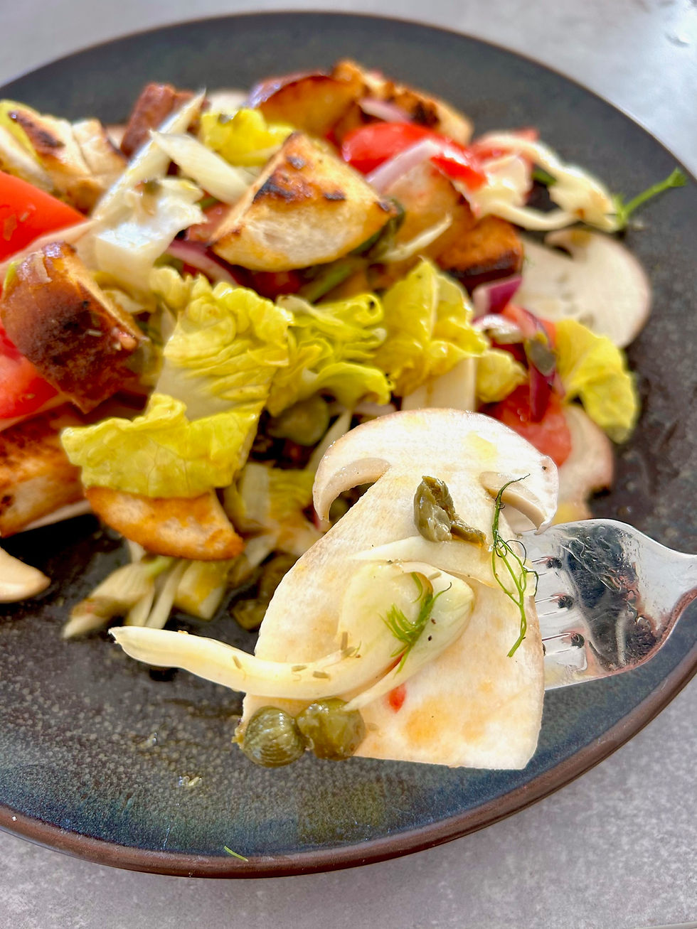 Steinpilz Carpaccio mit Brot-Tomaten-Salat, frischem Romana-Salat, Fenchel, Kapern und gerösteten Laugenbrötchen – leichte vegane Vorspeise