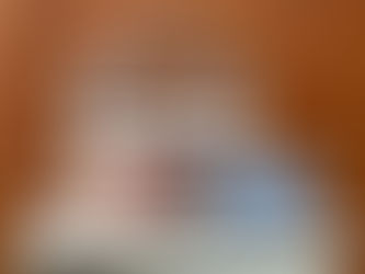 Lebenskunst: Mein persönlicher Weg in ein Leben in bedingungslosem Frieden - Holzschild „Lenas Einsiedelei“ mit Trockenblumen auf rustikalem Schrank