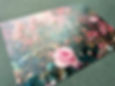 Florale Karte mit Blüten und Beeren; transparente Reliefschrift „FÜLLE anziehen“, sichtbar erst im Licht.