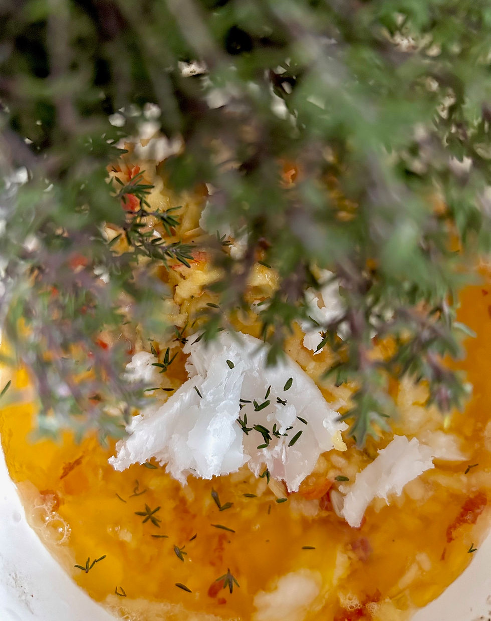 Zutaten für veganen Zitronen-Thymian-Kuchen mit frischer Zitrone, Thymianzweigen und Kokosfett in Schüssel als Nahaufnahme