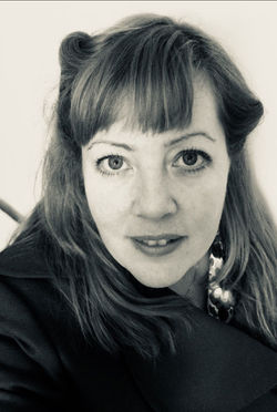 Alumn Modist & Scenkostym