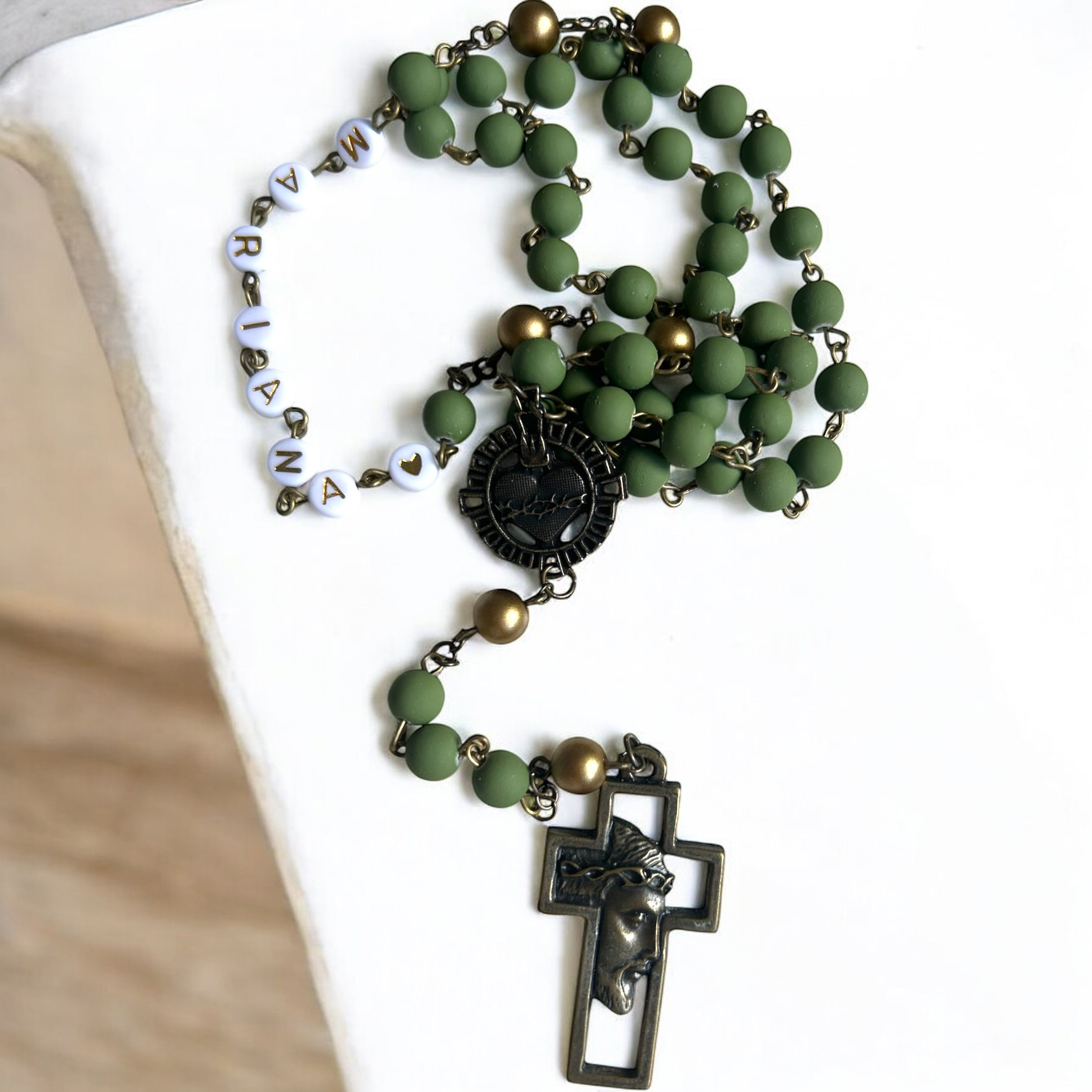 Terço Sagrado Coração de Jesus ( escolha a cor das contas da Ave-Maria) 