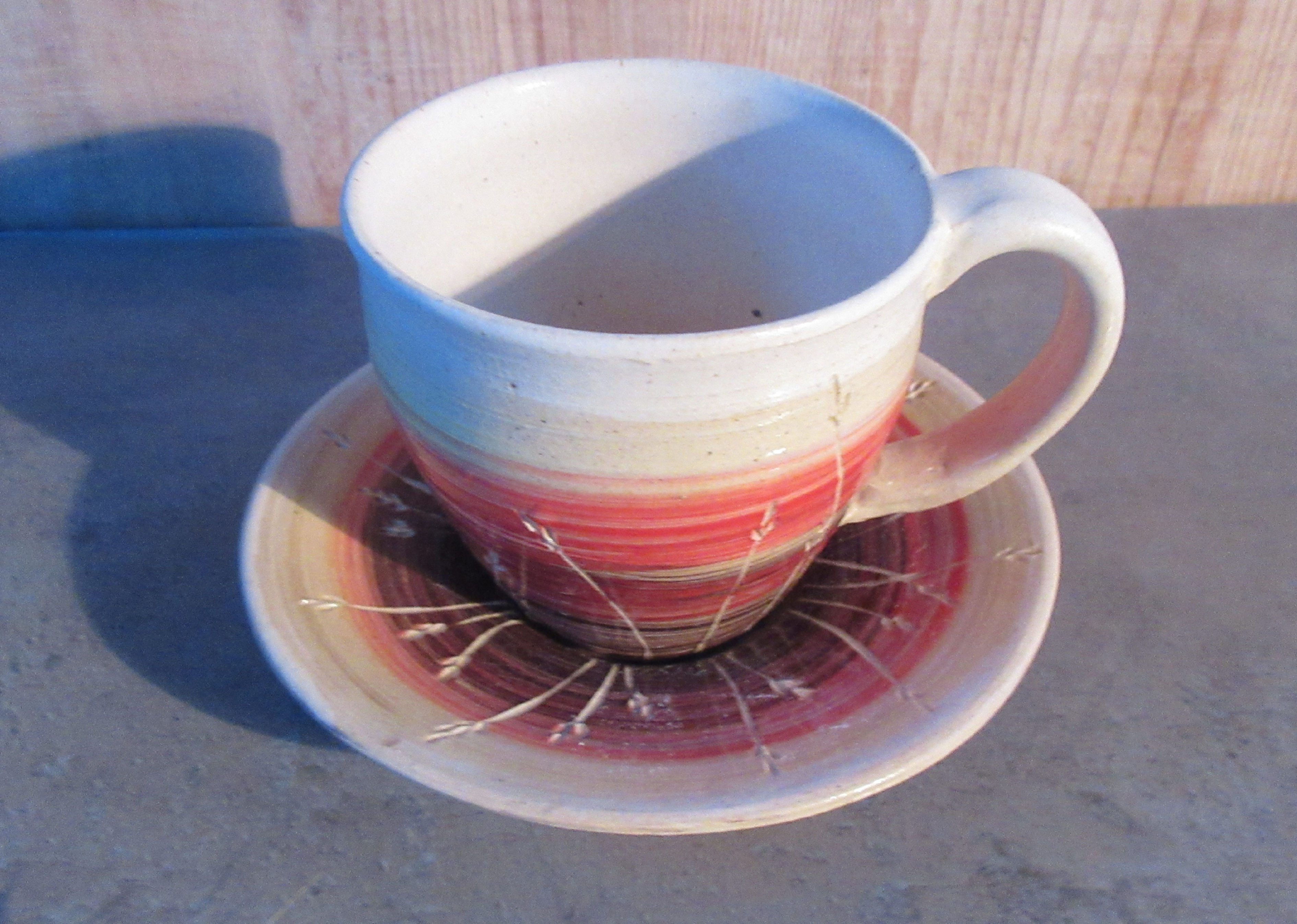 Hrnek s. barevný s travinami