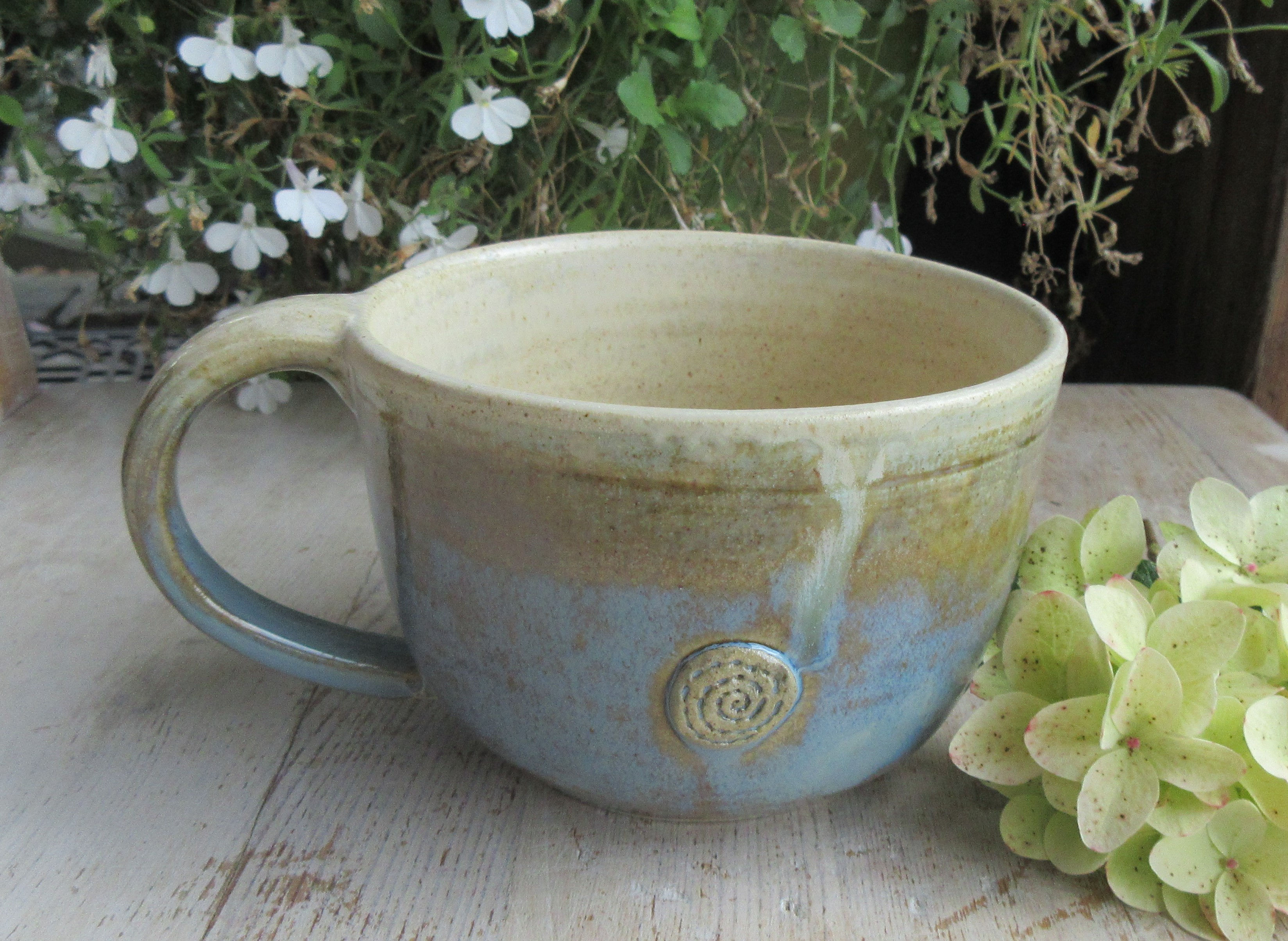 Hrnek v. široký modrý se spirálkou