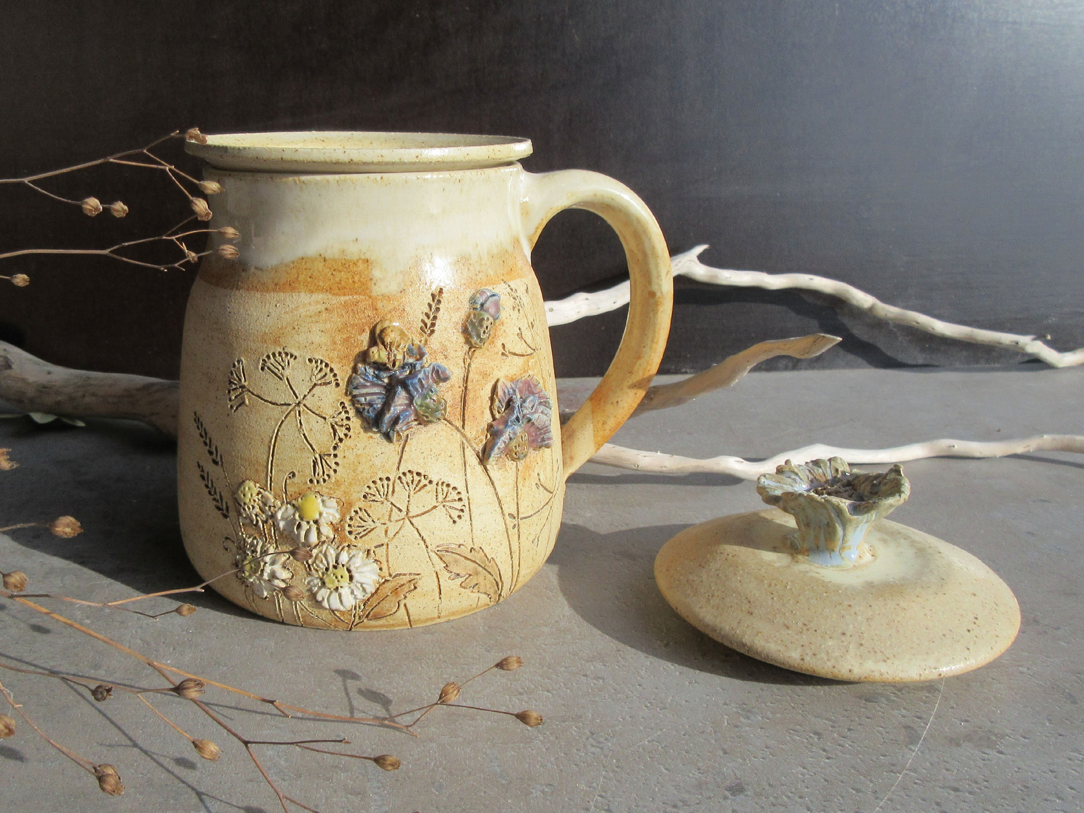 Hrnek  maxi na bylinky s chrpami a včelkou