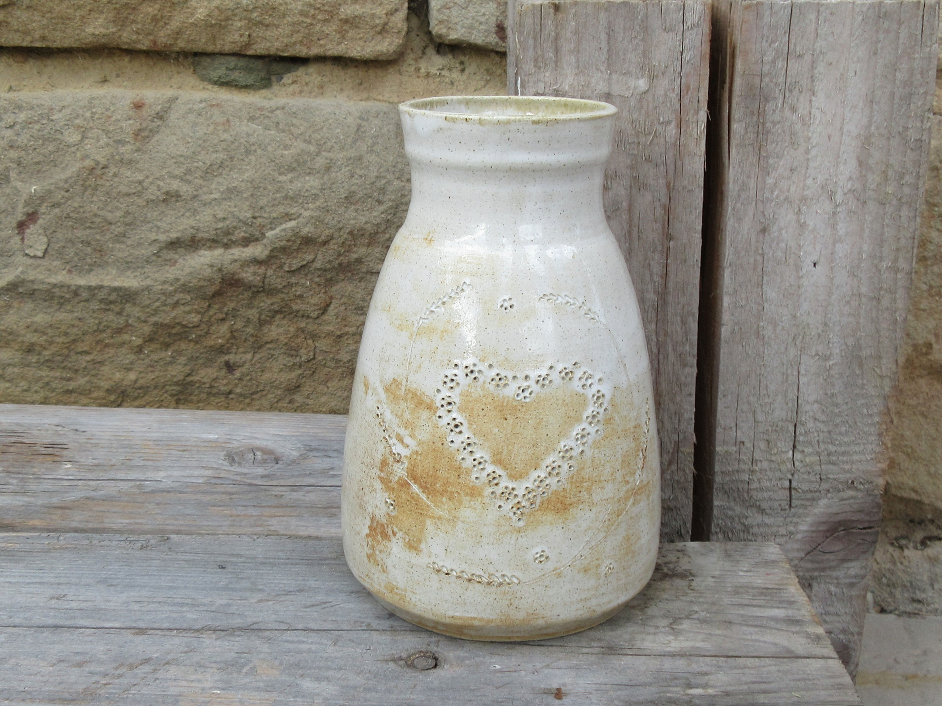 Váza patinovaná , bílá se srdíčkem