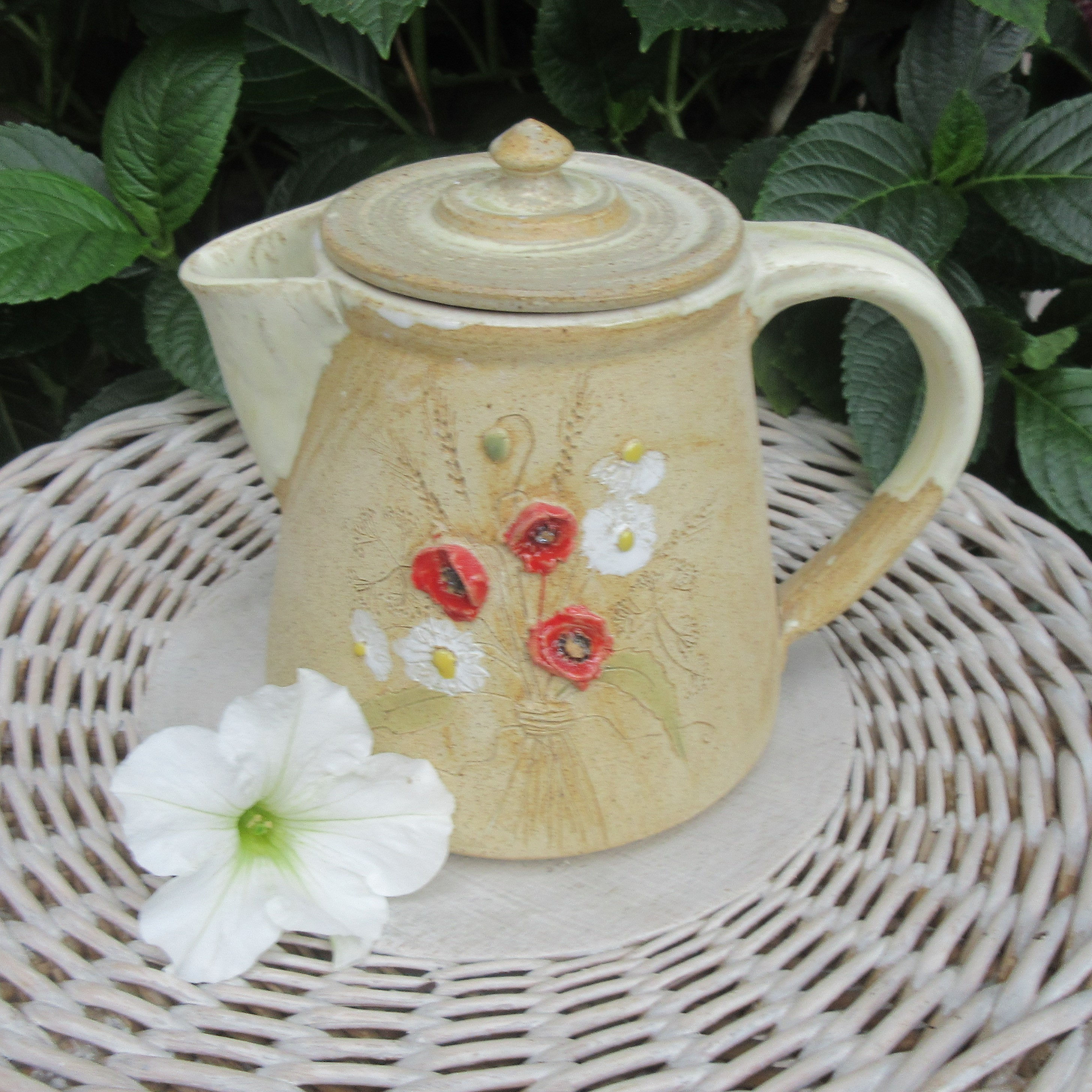 Čajová konvice baňatá s vlčími máky a chrpami