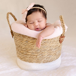 Ensaio Newborn / Recém Nascido, com bebé a dormir dentro de um cesto