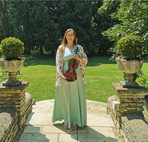 Violinist Laura Seymour playing enchanting melodies during a wedding ceremony, providing a luxurious musical experience.