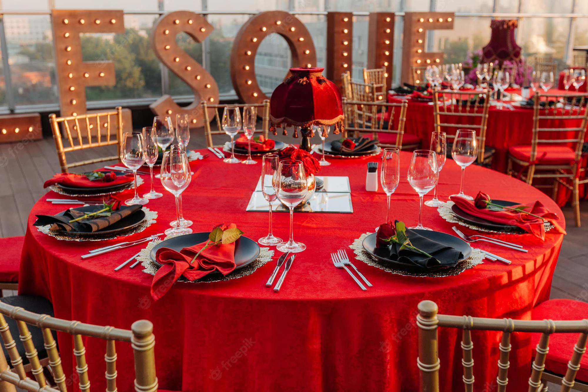 guests-table-setting-banquet-black-red-gold-style-elegant-dinner-decor-tablecloth-plates_1